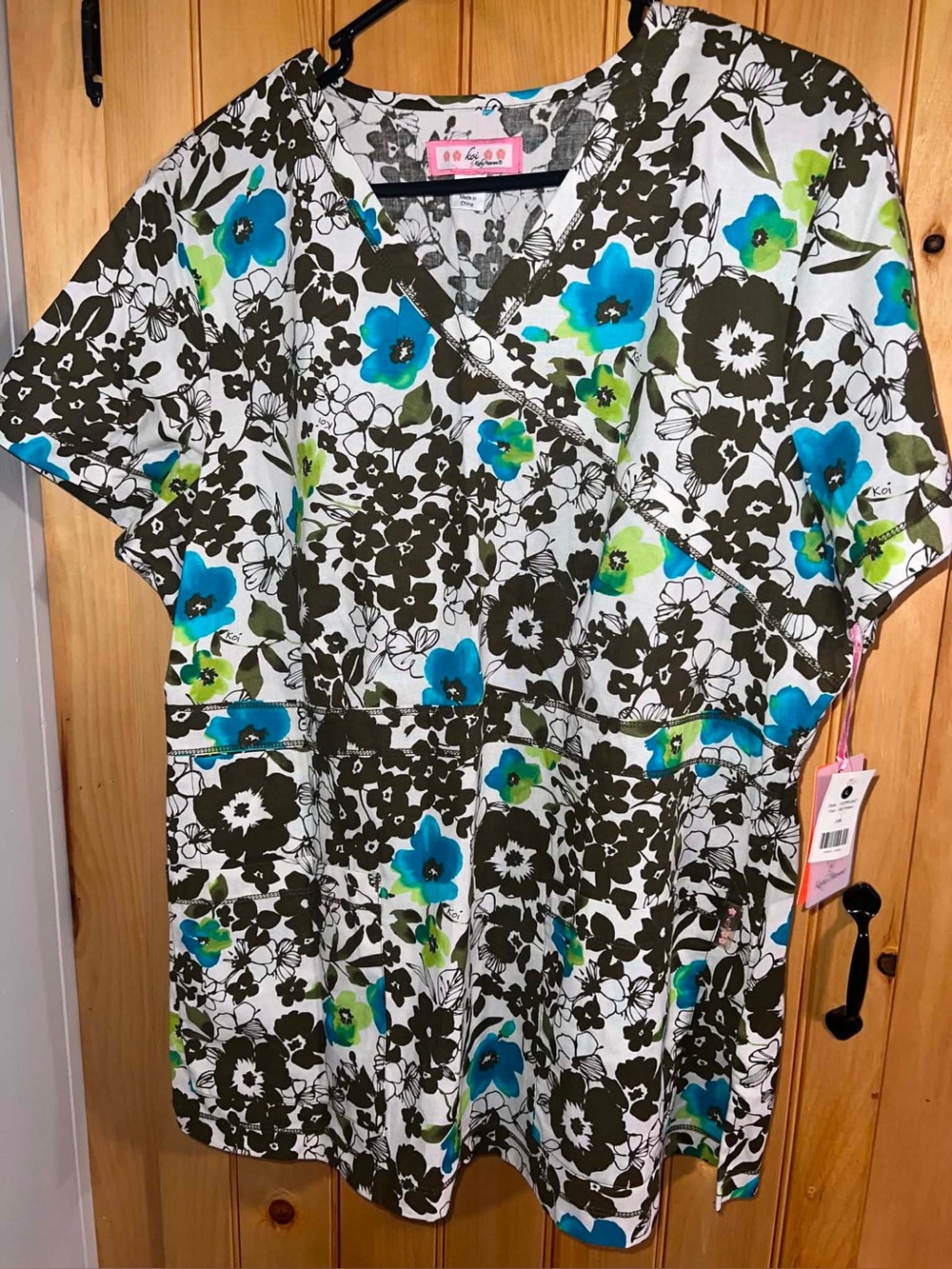 NWT- Koi V-Neck Women’s Scrub Top- Floral Print -Size Large